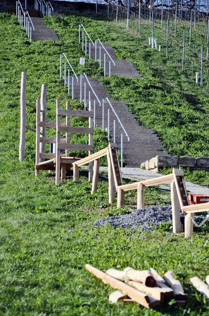 Blick von unten auf den neuen Weg zur Burg. Da geht es einige Treppen hoch. Wenn die Murmelbahn fertig ist, dann ist hier bestimmt ganz schön was los. | Foto: Daniela Somers