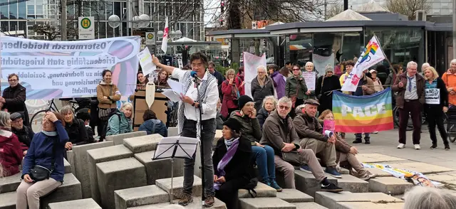 Als Gewerkschafterinnen und Gewerkschafter klar Position beziehen gegen die Kriegspolitik und den sozialen Kahlschlag im Land: Das war die Message bei der Zwischenkundgebung im Zentrum Heidelbergs.  | Foto: MLPD