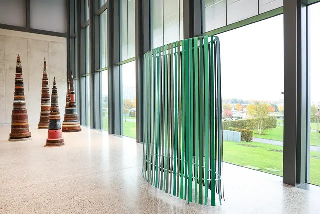 10_Tony Cragg, Minster, 1989/90, Sammlung Würth, Inv. 20724 © VG Bild-Kunst, Bonn 2025 und Klaus-Martin Treder: Object 05, Scene at Night, dayside, 2011, Sammlung Würth, Inv. 18794 © Courtesy of the artis | Foto: Sammlung Würth