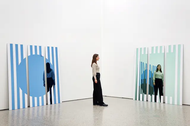 11_Daniel Buren, links Les Visages colorés VI A – bleu, travail situé, 2005, rechts: Les Visages colorés VI A – vert, travail situé, 2005, Sammlung Würth, Inv. 17727 und Inv. 17729
Museum Würth 2, Foto: Ufuk Arslan, © DB / VG Bild-Kunst, Bonn 2025 | Foto: Sammlung Würth