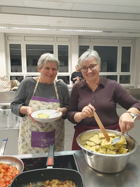 Brigitte Hahn (rechts) zeigt die Zubereitung der Maultschen | Foto: C. Wagenhals