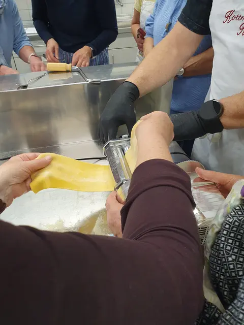 Nudelteigherstellung mit der Nudelmaschiene | Foto: C. Wagenhals