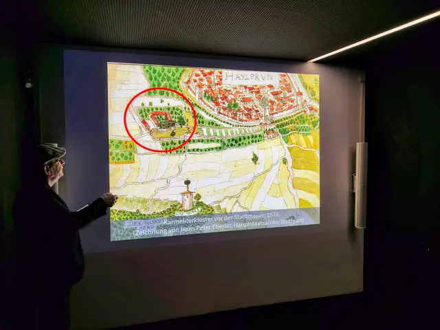 Peter Wanner zeigt die Lage des Karmeliterklosters vor den Toren der Stadt. | Foto: Historischer Verein Heilbronn