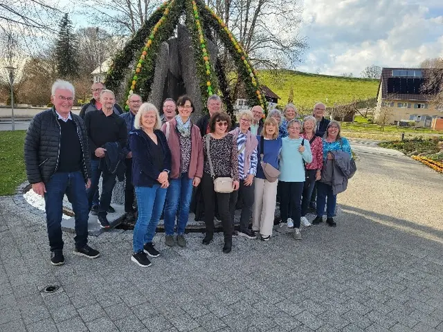 Osterbrunnen Gestratz mit gesamter Gruppe im Vordergrund | Foto: Carmen Strößler