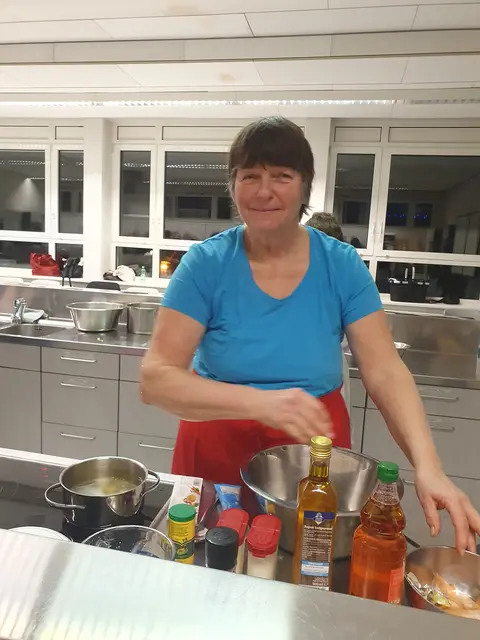 Birgit Jesser mit den Zutaten für den Kartoffelsalat | Foto: C.Wagenhals