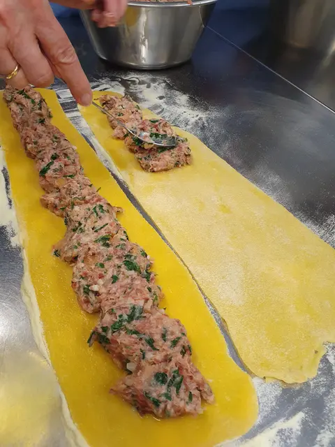 Befüllen der Maultaschen | Foto: C.Wagenhals