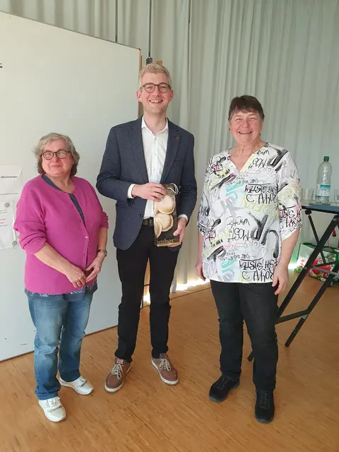 Bürgermeister Michael Tauch zu Gast bei den LandFrauen
(links Dorothee Hahn, rechts Birgit Jesser) | Foto: C. Wagenhals