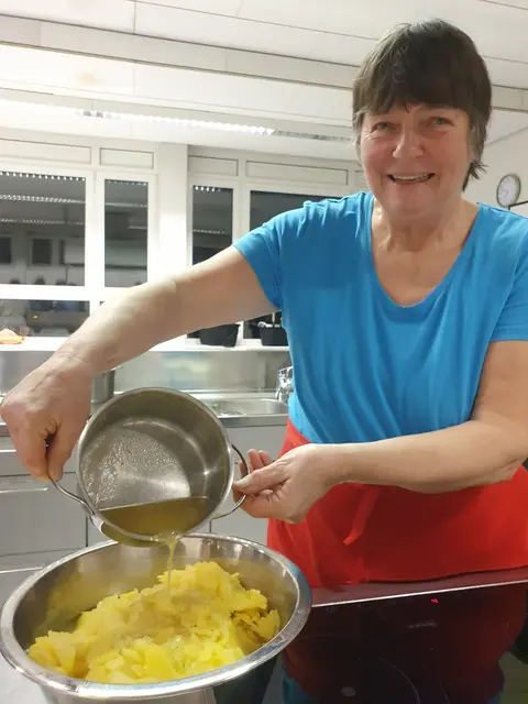 Birgit Jesser beim Kartoffelsalat zubereiten | Foto: C.Wagenhals