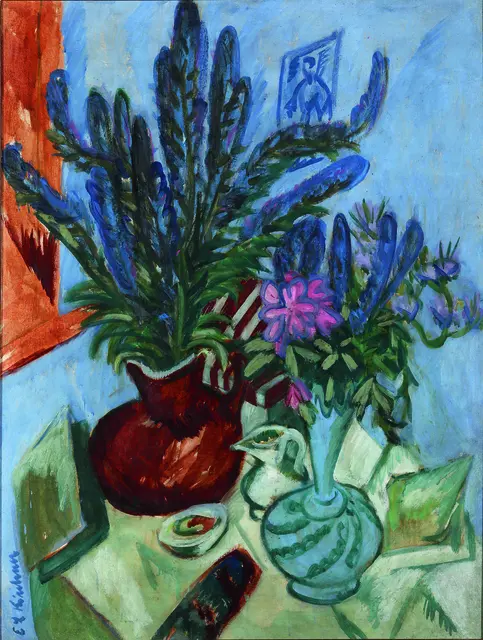 Mit diesem ungewöhnlich lebhaften Stillleben lädt uns der Maler, Grafiker und Bildhauer Ernst Ludwig Kirchner (geboren am 6. Mai 1880 in Aschaffenburg, gestorben am 15. Juni 1938 in Frauenkirch, Davos, Schweiz) in sein Atelier und seine bunte, ausdrucksstarke Welt ein. 

Ernst Ludwig Kirchner, Stilleben mit zwei Blumenvasen, 1912
Öl auf Leinwand, 119 x 98 cm, Sammlung Würth, Inv. 20464 Foto: Jakob Jägli-Schmelz | Foto: Sammlung Würth