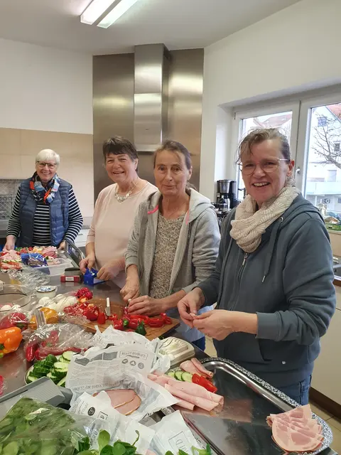 Fleißige Hände - Vorbereitung zum Frauenfrühstück | Foto: C. Wagenhals
