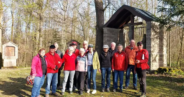 Radsenioren machen Einkehr an der Steffeskirche Assamstadt | Foto: Martin Hirn 