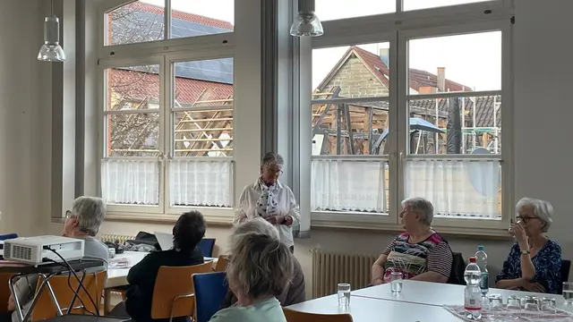 Karin Schenk mit ihrem Vortrag über die Gewürzinsel Sansibar, zu Gast bei den Cleebronner LandFrauen. | Foto: Privat