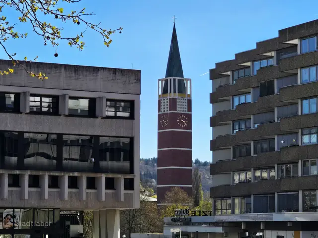 Kirchturm der ev. Stadtkirche, links das neue Rathaus und immer wieder im Hintergrund der Bäume des Schwarzwalds. | Foto: Heidrun Rosenberger