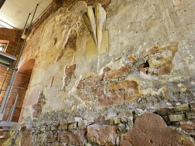 Hier das alte Gemäuer und links die hängende Stahlkonstruktion. | Foto: Heidrun Rosenberger