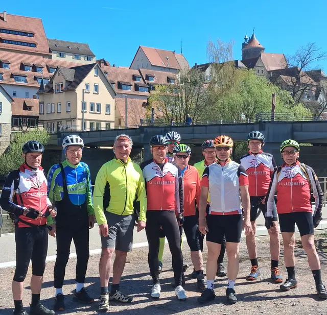 Rennradsportler vom SV Leingarten vor der Kullisse von Besigheim | Foto: Urheberbild von Willi Frasch