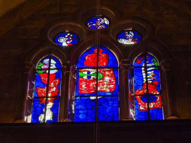 Die wundervollen Glaskunstfenster. | Foto: Heidrun Rosenberger
