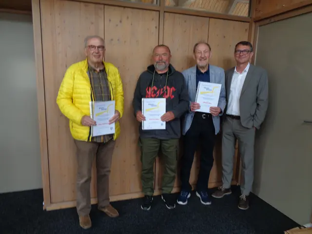 Der Fleiner Bürgermeister Alexander Krüger (rechts) bei der Sportlerehrung der Ü70-Seniorenfußballer Hans Hoffmann (links), Norbert Klahre (2.v.l.) und Alfred Kulka (2.v.r.)  | Foto: Alfred Kulka