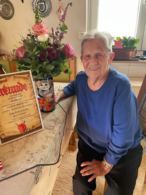 Erna Schwarz, die frühere Rollkunstlauf-Erfolgstrainerin wurde vom REV Heilbronn für 85 Jahre Mitgliedschaft ausgezeichnet. | Foto: privat