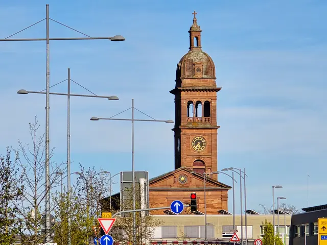 Zum Abschluss noch der Blick auf den Turm der katholischen Kirche St. Franziskus.  | Foto: Heidrun Rosenberger