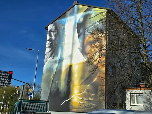 Die Giebelwand dieses Gebäudes wurde im Mai 2023 von dem Street-Art-Künstler Guido von Helten fertiggestellt. Das Projekt "Pforzheimer Fassade" setzt sich intensiv mit der Geschichte der Stadt auseinander. Die ältere Dame dient als Zeitzeugin für die Zerstörung Pforzheims 1945. Der junge Mann mit Migrationshintergrund die heutige multikulturelle Gesellschaft der Stadt.  | Foto: Heidrun Rosenberger