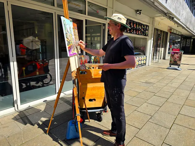 Allan Stephens, beim Marktplatz in Heilbronn, an seiner Staffelei. | Foto: Heidrun Rosenberger