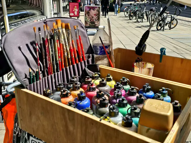 Farbflaschen und Pinsel, das Werkzeug des Künstlers. | Foto: Heidrun Rosenberger