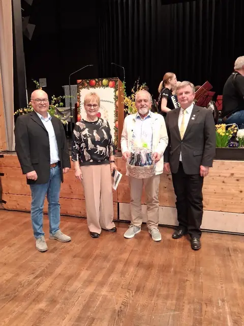 Ehrung Alfons Trunk, 
v.l. Jürgen Zeyer (Bezirk), Anna Michel (OGV), Alfons Trunk, Jürgen Metzger (LOGL) | Foto: privat