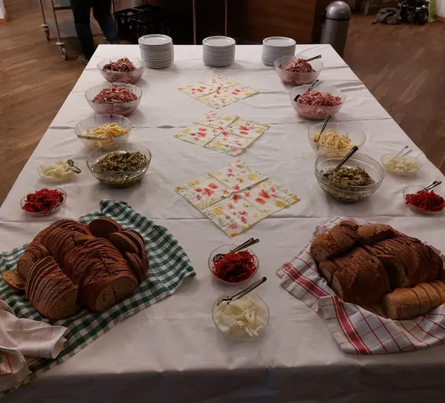 Auch der obligatorische Wurstsalat steht bereit. | Foto: Eigenes Bildmaterial