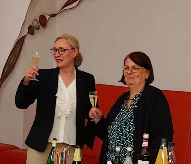 Die Weinerlebnisführerinnen, Frau Wörthwein und Frau Sommerfeld, vermittelten Wissenswertes über Cocktails mit und ohne Alkohol. | Foto: Eigenes Bildmaterial