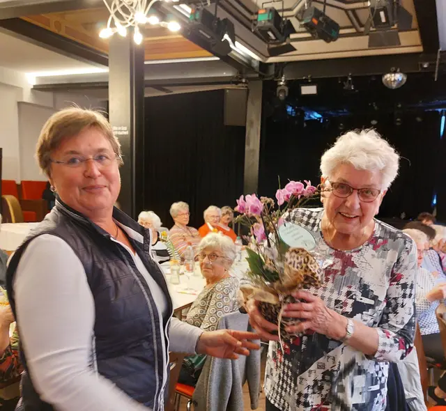 Frau Heininger ehrt Frau Hilde Mayer für ihre 50jährige Mitgliedschaft bei den LandFrauen Brackenheim | Foto: Eigenes Bildmaterial