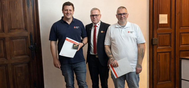 Tobias Scheele (links) und Jens Niese (rechts) wurden vom Vorsitzenden Markus Wächter mit dem Ehrenzeichen des DRK-Kreisverbands Karlsruhe ausgezeichnet. | Foto: TS/MW