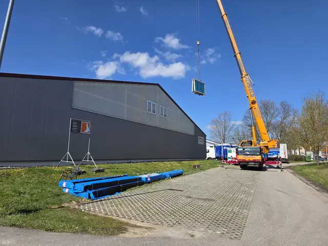 Anlieferung der neuen Padelplätze auf der Tennisanlage im Steinsfeldle. | Foto: TSG Hohenlohe