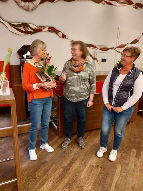 Frau Polanz wird von Frau Kohler-Lex und Frau Heininger aus dem Vorstand verabschiedet. | Foto: Eigenes Bildmaterial