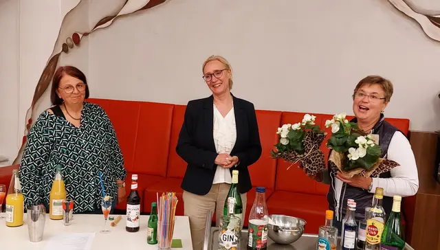 Frau Heininger bedankt sich bei den Referentinnen für den kurzweiligen Abend. | Foto: Eigenes Bildmaterial