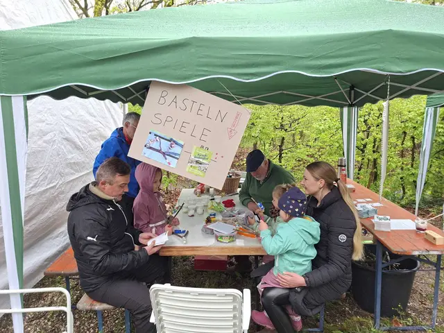 Groß und Klein bei der " Arbeit " | Foto: Albverein Weinsberg