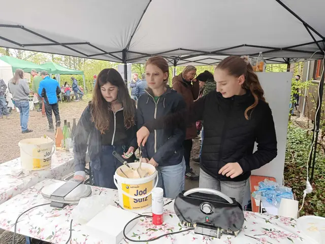 Der Nachwuchs am Waffelstand | Foto: Albverein Weinsberg