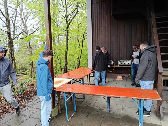 Morgens beim Aufbau, auch hier ist der Nachwuchs tätig | Foto: Albverein Weinsberg