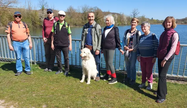 Die Wandergruppe mit Blindenführhund Linus am Aalkistensee | Foto: E. Heiler