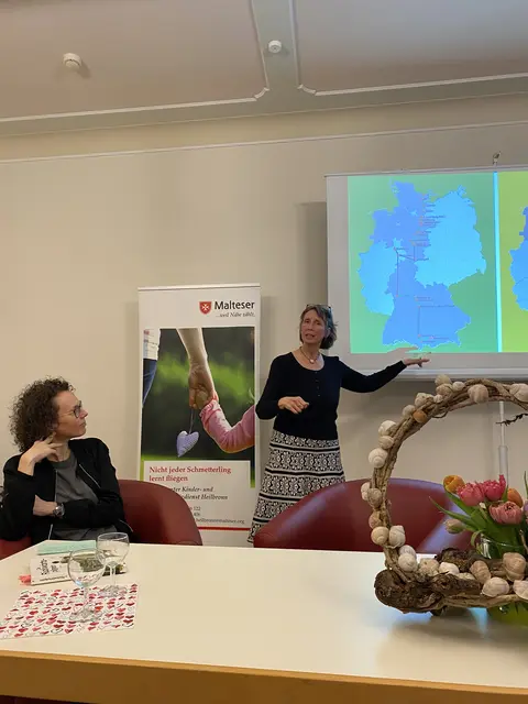 Mina Bäuerlein erklärt die Pilgerroute | Foto: Heidi Plöger