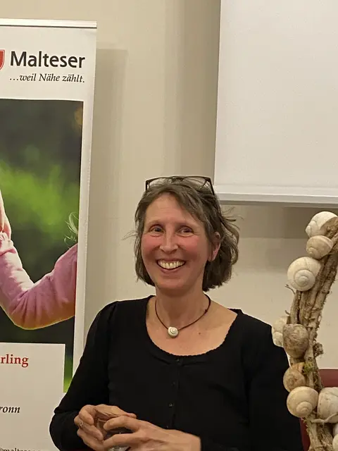 Mina Bäuerlein und Schnecken, ihr Symboltier für die Reise. | Foto: Heidi Plöger