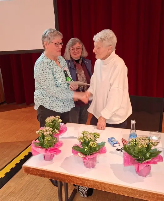 Neues Ehrenmitglied Ursula Urban überreicht von Marie Fischer  | Foto: privat