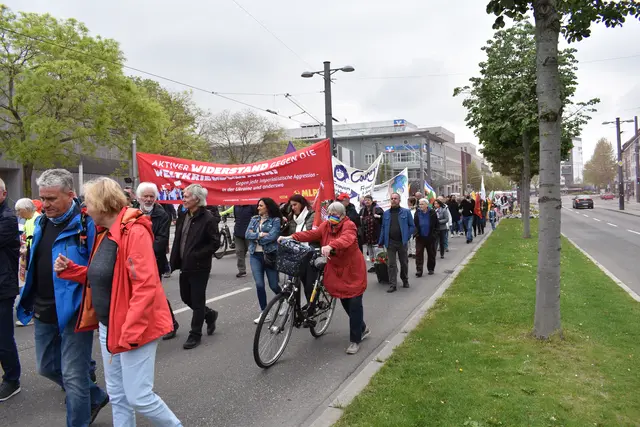 Bild: Mai-Demo 2022 auf der Allee | Foto: MLPD