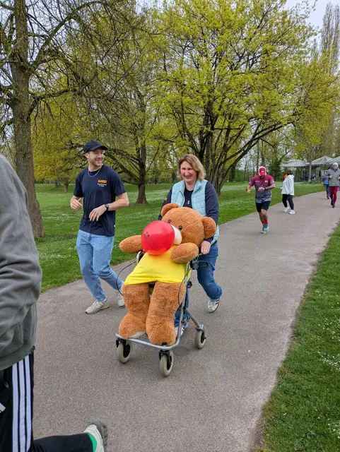 Jette Lippolis und Philip Rank vom ASB Therapiezentrum Heilbronn machten mit beim parkrun im Wertwiesenpark. Mit von der Partie: das ASB-Maskottchen ASBär. | Foto: ASB Region Heilbronn-Franken