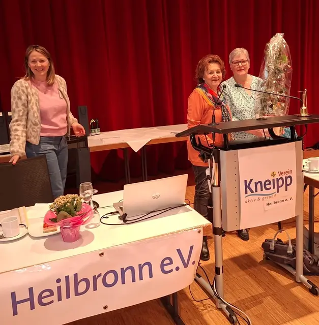 Kerstin Saal und Gaby Naumer bedanken sich bei Marie Fischer mit Blumen. | Foto: privat