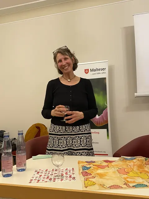 Am Ende des Abends müde, aber glücklich.
Zum Geschenk gab es ein selbstgemachtes Seidentuch von der Koordinatorin Senta Muth mit Schnecken. | Foto: Heidi Plöger