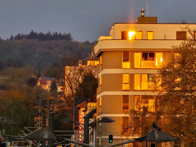 Die Sonne spiegelt sich krass in den Fensterscheiben des "Otthello"-Gebäude. | Foto: Heidrun Rosenberger