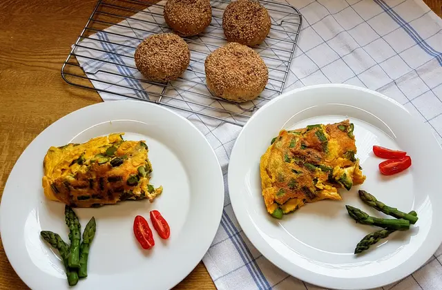 Bei Angelika Di Girolamo kommt grüner Spargel als Omelette auf den Tisch.  | Foto: Angelika Di Girolamo