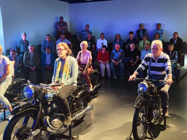Im Museums-Kino - wo man auf fünf fest installierten Motorrädern sitzen kann - informierte Guide Martin Merklen über die jetzt 70 jährige Geschichte  | Foto: Karl-Heinz Leitz
