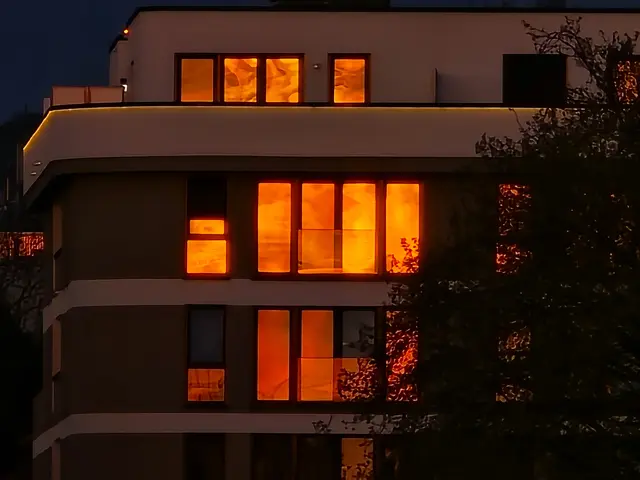 Kurz bevor die Sonne am Horizont verschwindet, zeigt sich ein flammendes Rot, dieses erweckt den Eindruck, im Gebäude brennt es. Ein fast unrealistisches Bild.   | Foto: Heidrun Rosenberger