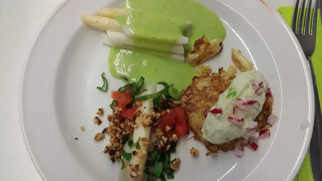Spargel als Vorspeise, als Spargel-Bulgurplätzchen, Spargel im Haselnussmantel, Stangenspargel mit grünem Erbsenschaum, Schaumsuppe von Stangenspargel mit Räucherlachs, Spargelrisotto: Die Landfrauen Güglingen hatten dazu einen Abend organisiert.  | Foto: Landfrauen Güglingen